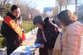 市人社局開展居民醫(yī)保上街宣傳活動，宣傳居民醫(yī)保政策，解答群眾